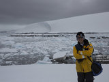 #我要成为精华作者# 在南极坐冲锋艇巡游，看千奇百怪的冰山，吃上万年的冰块